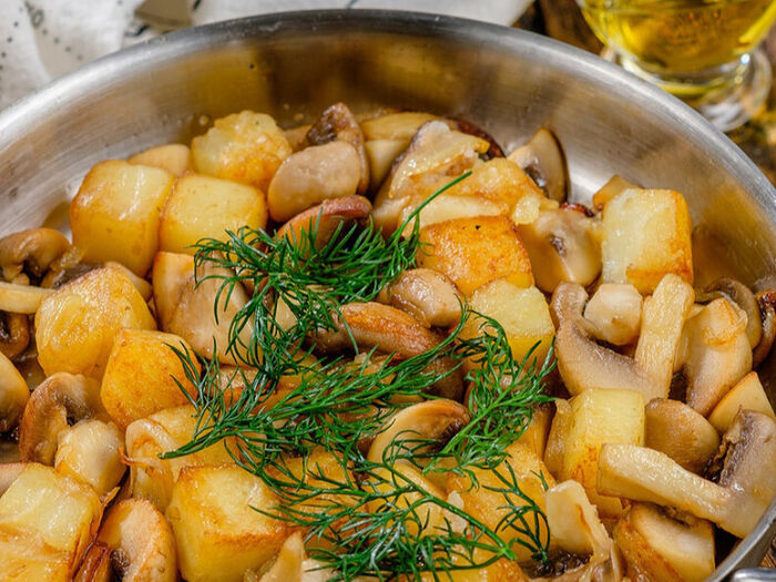 Грибы жаренные с картофелем и луком