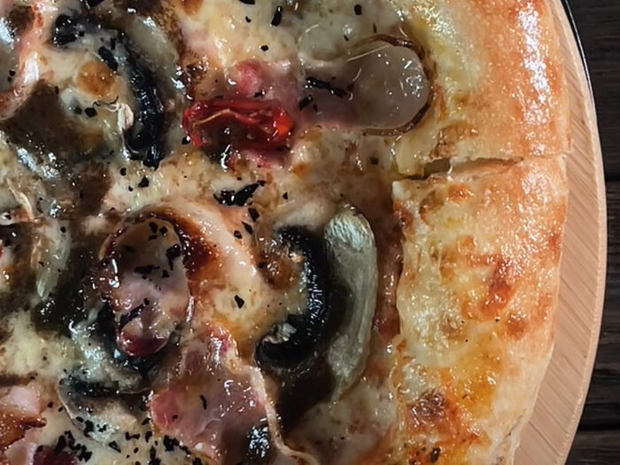 Пицца с беконом, грибами и трюфельным соусом