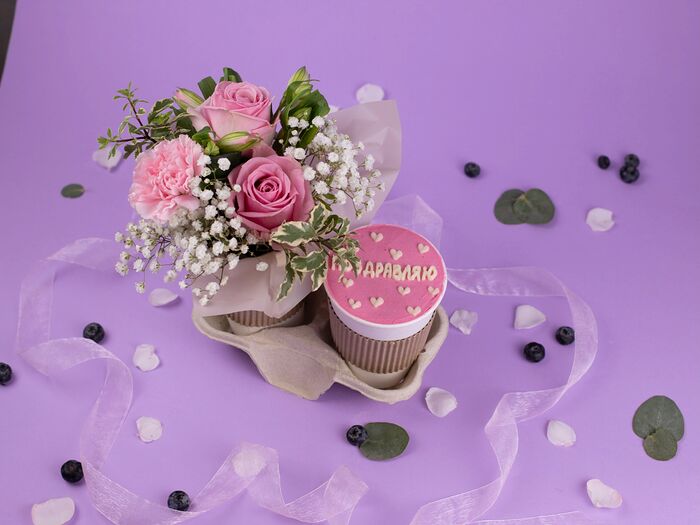 Подарочный набор букет цветов из роз и диантусов Симфония цвета и десерт