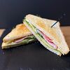 Фото к позиции меню Сэндвич с творожным сыром и лососем