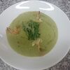 Фото к позиции меню Крем-суп из брокколи с тигровыми креветками и кальмаром