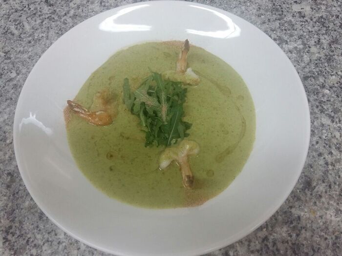 Крем-суп из брокколи с тигровыми креветками и кальмаром