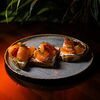 Фото к позиции меню Брускетта с лососем, творожным сыром и вялеными томатами