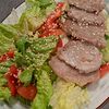 Фото к позиции меню Сочный салат с мини-стейками из свинины