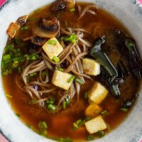 Мисо-суп с жареным тофу и гречневой лапшой