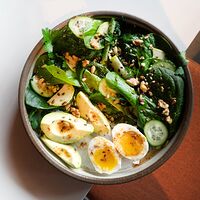 Зеленый салат с авокадо и яйцом