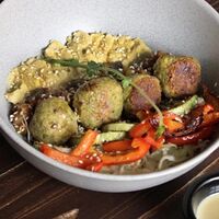 Салат с фалафелем и хумусом Vegan