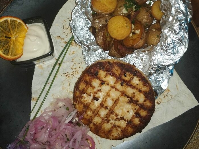 Котлета из свинины с обжаренным картофелем со шкварками
