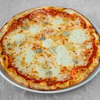Пицца четыре сыра с томатным соусом
