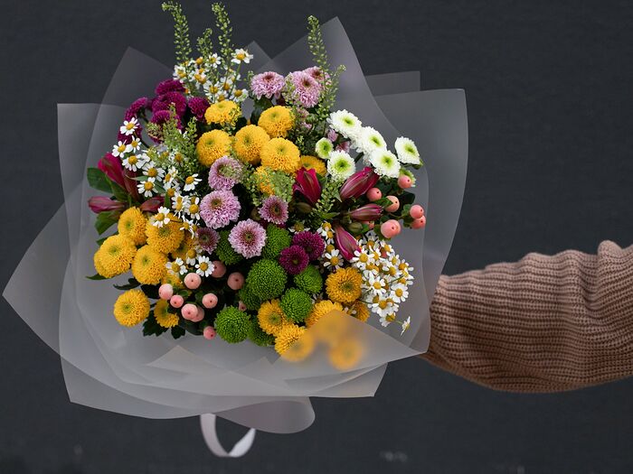Букет цветов Полевой из ромашек и хризантем Сантини