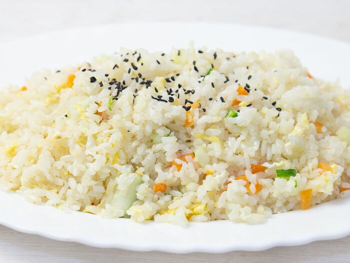 Жареный рис с овощами и яйцом