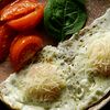 Фото к позиции меню Глазунья с сыром и помидорами