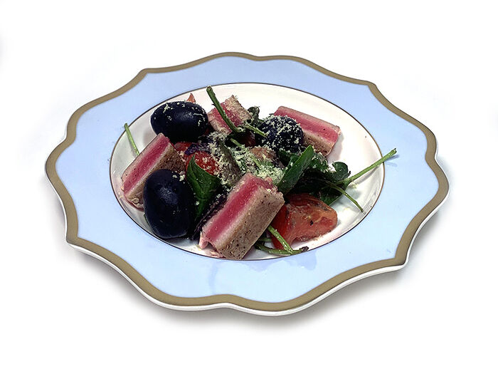 Салат с тунцом и оливками каламата