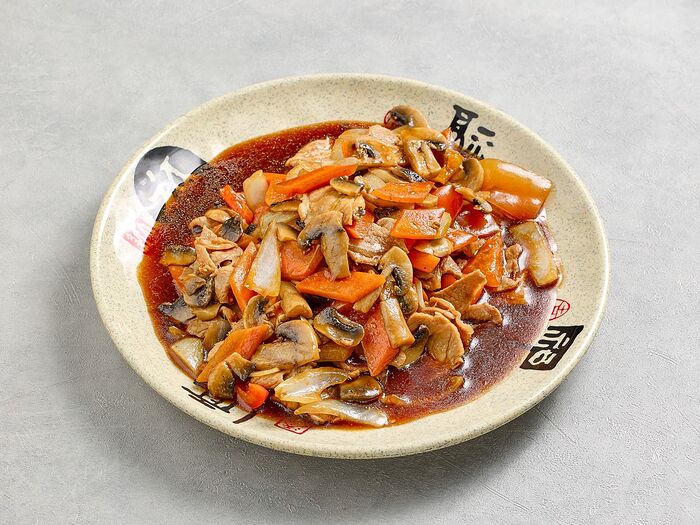 Жаренные грибы с овощами в соевом соусе