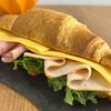 Фото к позиции меню Круассан-сандвич с ветчиной из индейки
