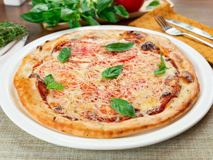 Пицца «Маргарита» со свежим базиликом