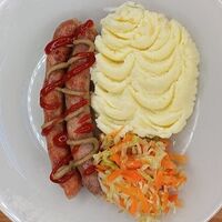 Колбаски из свинины с картофельным пюре и салатом (капуста, морковь)