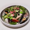 Фото к позиции меню Гроссето с морепродуктами, микс салат, томат, сливочный соус