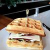 Фото к позиции меню Вафля сэндвич с говядиной и сыром