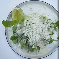 Салат латук с сыром пармезан и соусом цезарь