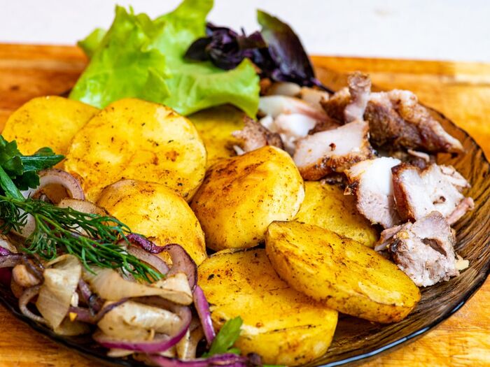 Запечённый картофель с салом и луком на углях