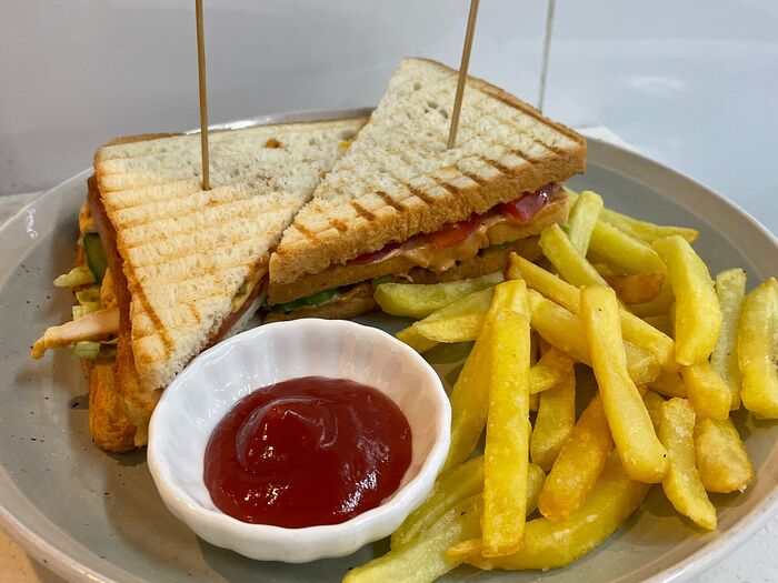 Клаб-сэндвич с картофелем фри