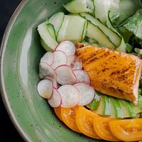 Зелёный салат с лососем
