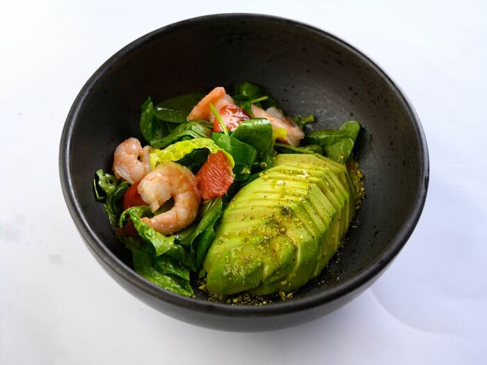 Фитнес салат с креветками и авокадо