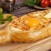 Хачапури-лодочка с сыром, помидором и яйцом