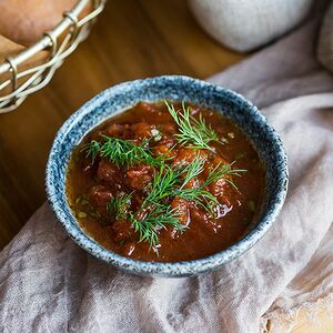 Матбуха из томленых томатов с чесноком и чили