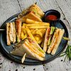 Фото к позиции меню Клаб-сэндвич с куриным филе с фри