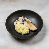 Филе судака с толченым картофелем и соусом бонито