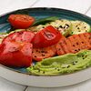 Фото к позиции меню Печеные овощи с соусом из авокадо с чили