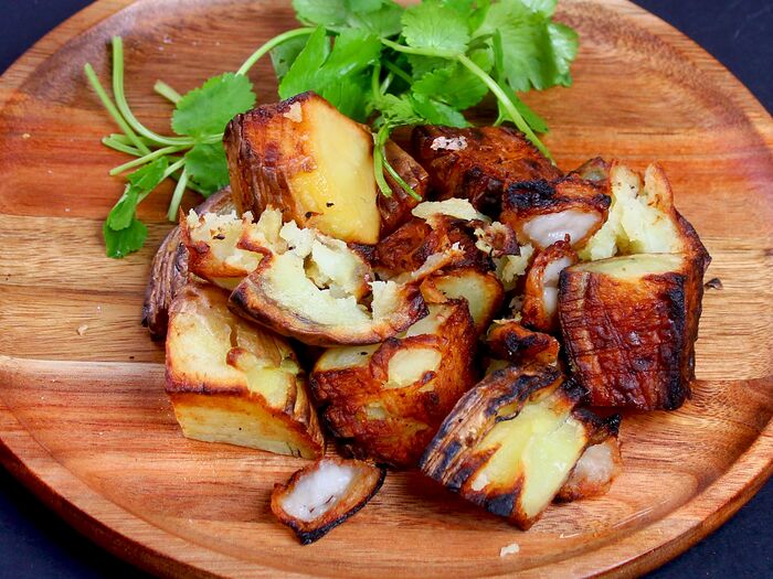 Картофель, жаренный на гриле с салом