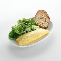 Французский омлет с пармезаном и зелёным салатом