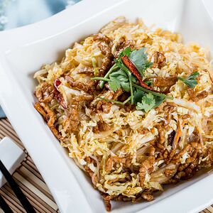 Салат с китайской капустой, фунчозой и свининой