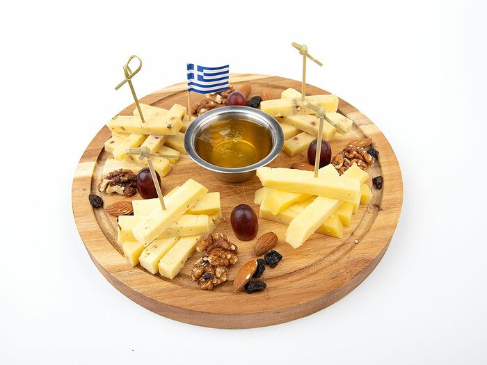 Сыр с медом купить. Сырная тарелка. Греческая сырная тарелка. Тарелка для сыра и меда. Сырная тарелка для фуршета.
