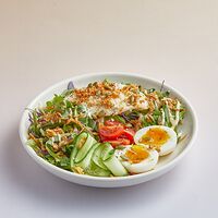 Салат с курицей, овощами и пармезаном