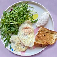 Сборный завтрак с жареными яйцами