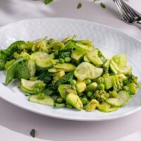 Большой зеленый салат с киви и соусом песто
