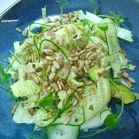 Салат с петсай, авокадо и жареными семечками