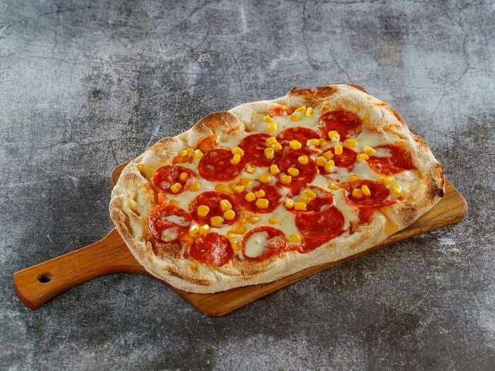 Пицца римская с пеперони и кукурузой