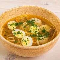 Куриный суп с лапшой, фрикадельками и перепелиным яйцом