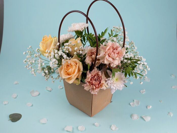 Букет цветов из роз и диантусов Сладкая пудра в крафтовой сумочке