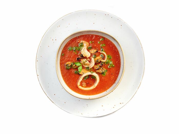 Томатный крем-суп с морепродуктами и соусом Песто
