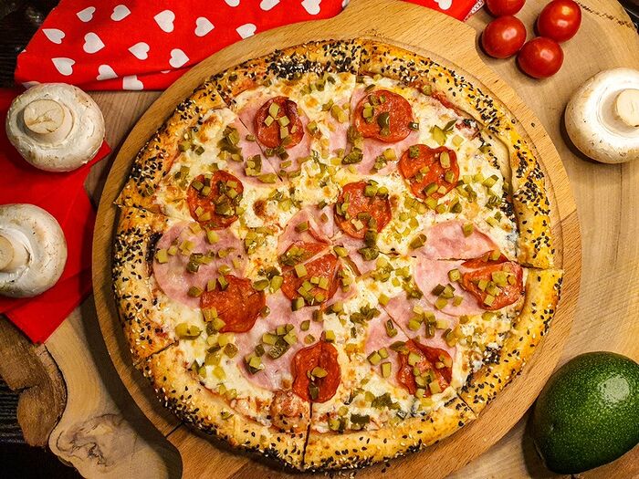 Пицца Пепперони с ветчиной и перцем халапеньо