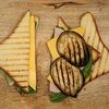 Фото к позиции меню Сэндвич с индейкой и баклажаном гриль