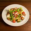 Фото к позиции меню Теплый салат с беконом и мини картофелем