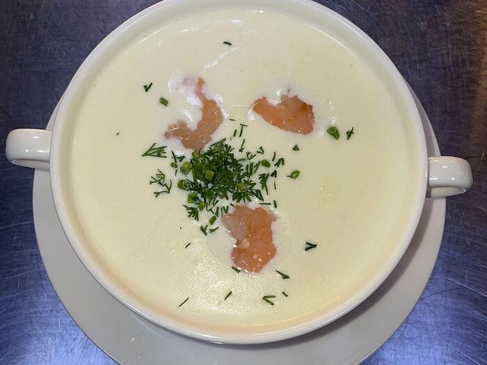 Сырный суп с креветками и гренками