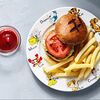 Фото к позиции меню Мини-бургер из говядины с картофелем фри и кетчупом